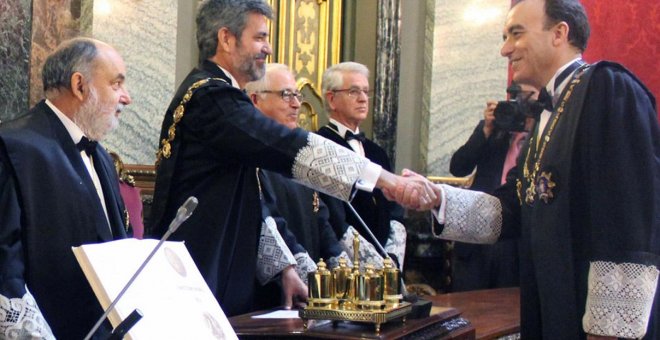 El presidente de la Sala de lo Penal del Supremo, Manuel Marchena (derecha) saluda al presidente de ese Alto Tribunal y del CGPJ, Carlos Lesmes.