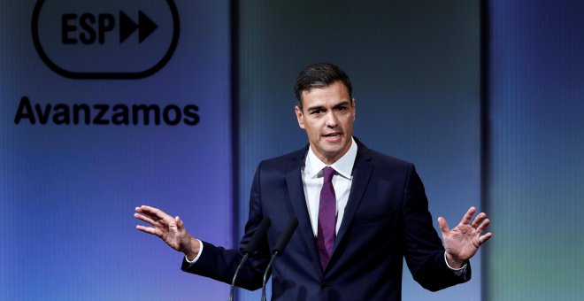 El presidente del gobierno Pedro Sánchez, durante su intervención en el acto que ha presidido en la Casa de América, junto a la práctica totalidad de miembros de su Gobierno, con motivo de los cien días de gestión del gobierno. EFE/Emilio Naranjo