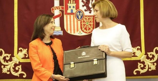 María Dolores de Cospedal y Margarita Robles en el traspaso de la cartera de Defensa. EP