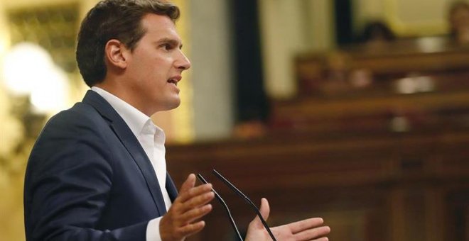 El presidente de Ciudadanos, Albert Rivera, interviene esta tarde en el pleno del Congreso de los Diputados celebrado esta tarde. EFE/ J.P.Gandul