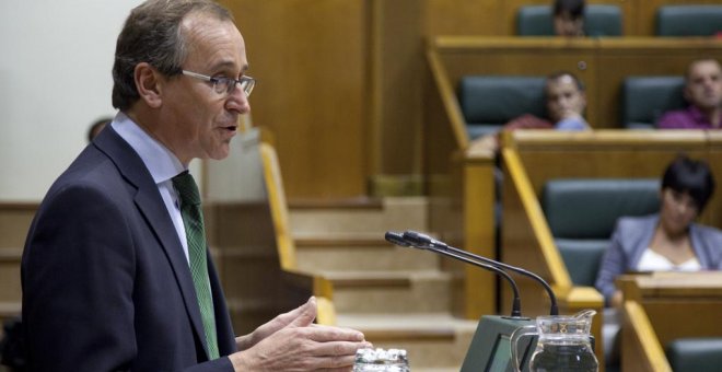 El portavoz del PP vasco, Alfonso Alonso interviene en el  Parlamento Vasco en Vitoria donde se celebra el Pleno de Política General.