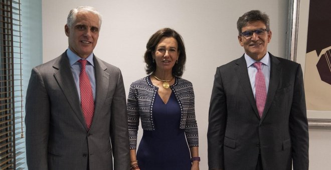 El próximo consejero delegado del Banco Santander, el italiano Andrea Orcel (izq.), con la presidenta de la entidad, Ana Botín (c.), y su predecesor José Antonio Álvarez. E.P.