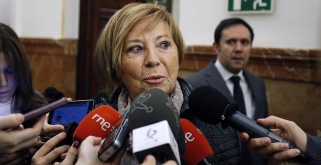 Celia Villalobos comparenciendo ante los medios.