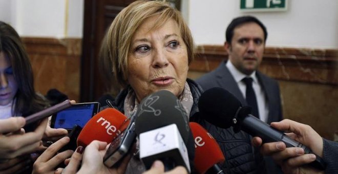 Celia Villalobos comparenciendo ante los medios.