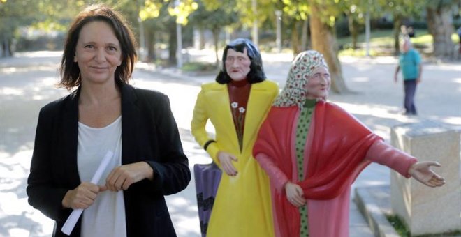 La diputada de Unidos Podems, Carolina Bescansa, antes de valorar ante los medios la propuesta de la ejecutiva de Podemos Galicia, esta tarde en el parque de la Alameda, en Santiago de Compostela. EFE/Lavandeira jr