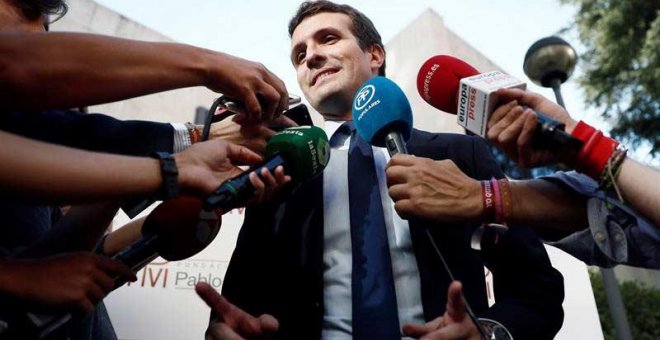 El presidente del PP, Pablo Casado, atiende a los medios de comunicación tras participar junto al presidente de la Junta de Extremadura, Guillermo Fernández Vara, en la mesa redonda sobre 'El papel de la Iglesia en una sociedad democrática' celebrada en M