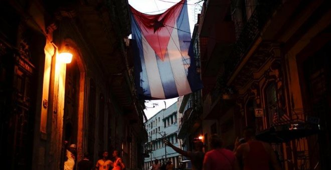 Una bandera cubana adorna una calle de la Habana con motivo de la celebración del 58º aniversario de la creación de los Comités para la Defensa de la Revolución. (ALEXANDRE MENEGHINI | EFE)