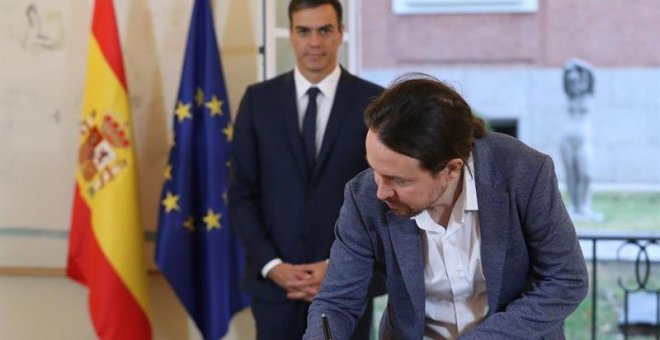 11/10/2018.- El presidente del Gobierno, Pedro Sánchez (izda), y el secretario general de Podemos, Pablo Iglesias, han firmado hoy en el Palacio de la Moncloa el acuerdo sobre el proyecto de ley de presupuestos para 2019. EFE/ Zipi