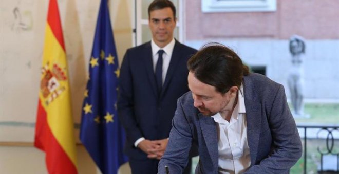 11/10/2018.- El presidente del Gobierno, Pedro Sánchez (izda), y el secretario general de Podemos, Pablo Iglesias, han firmado hoy en el Palacio de la Moncloa el acuerdo sobre el proyecto de ley de presupuestos para 2019. EFE/ Zipi