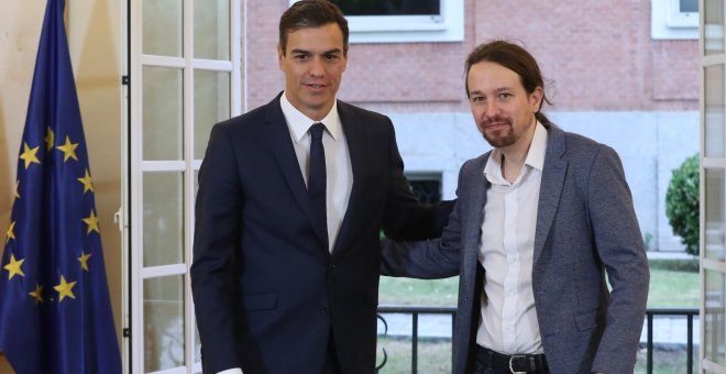 El presidente del Gobierno, Pedro Sánchez, y el secretario general de Podemos, Pablo Iglesias, tras la firma en el Palacio de la Moncloa del acuerdo sobre el proyecto de ley de presupuestos para 2019. EFE/ Zipi