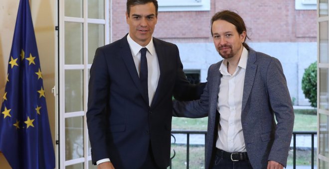 El presidente del Gobierno, Pedro Sánchez, y el secretario general de Podemos, Pablo Iglesias, tras la firma en el Palacio de la Moncloa del acuerdo sobre el proyecto de ley de presupuestos para 2019. EFE/ Zipi