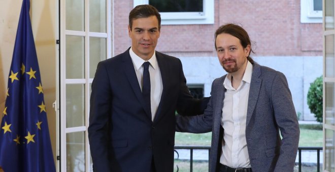 El presidente del Gobierno, Pedro Sánchez, y el secretario general de Podemos, Pablo Iglesias, tras la firma en el Palacio de la Moncloa del acuerdo sobre el proyecto de ley de presupuestos para 2019. EFE/ Zipi