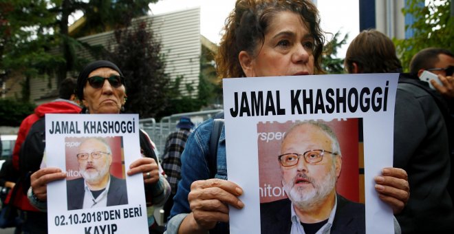 Activistas pro derechos humanos protestan por la desaparición del periodista Jamal Khashoggi ante la embajada de Arabia Saudí en Ankara, Turquía.- REUTERS