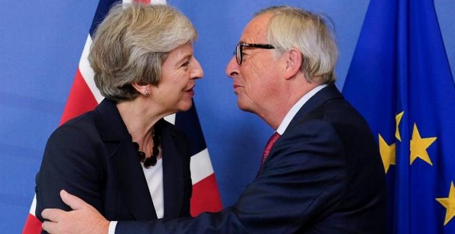 La primera ministra británica, Theresa May, saluda al presidente de la Comisión Europea, Jean-Claude Juncker. - EFE