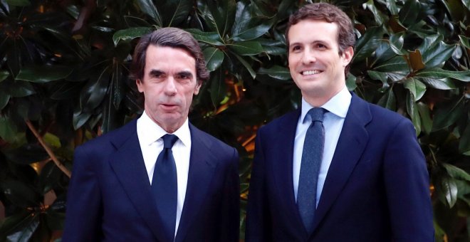 El expresidente del Gobierno José María Aznar, acompañado por el presidente del PP, Pablo Casado, a su llegada a la presentación de su libro 'El futuro es hoy',  en Madrid. EFE/Javier Lopez