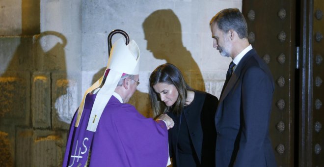 La reina Letizia besa el obispo del obismpo Sebastia Taltavull en presencia del rey Felipe, antes del funeral por las víctimas de las riadas en Mallorca. REUTERS/Enrique Calvo