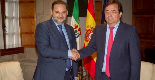 El presidente de la Junta de Extremadura, Guillermo Fernández Vara, se reúne con el ministro de Fomento, José Luis Ábalos. JERO MORALES/EFE