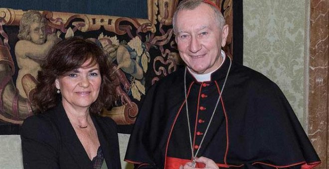 La vicepresidenta Carmen Calvo saluda al secretario de Estado vaticano, Pietro Parolin, en Roma. (EFE)