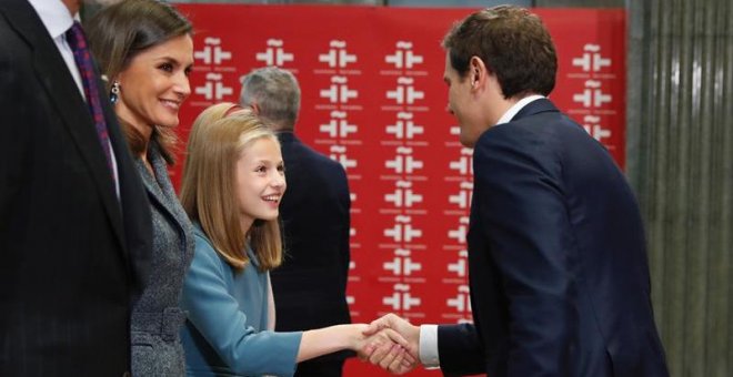 La princesa Leonor saluda al presidente de Ciudadanos, Albert Rivera, este miércoles. EFE/Ángel Díaz