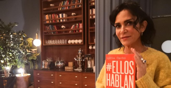 La periodista mexicana Lydia Cacho, con un ejemplar de su libro 'Ellos hablan'. N.C.