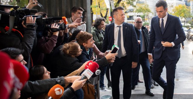 Los periodistas esperan al presidente del Gobierno, Pedro Sánchez, a su llegada al foro económico organizado por 'The Economist'. REUTERS