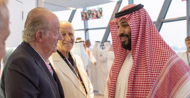 Foto distribuida por la Corte Real de Arabia Saudí del encuentro del rey Juan Carlos I con el príncipe heredero Mohammad Bin Salman, durante el Gran Premio de Fórmula 1 de Abu Dabi 2018. EFE / EPA / BANDAR ALGALOUD / SAUDI ROYAL COURT