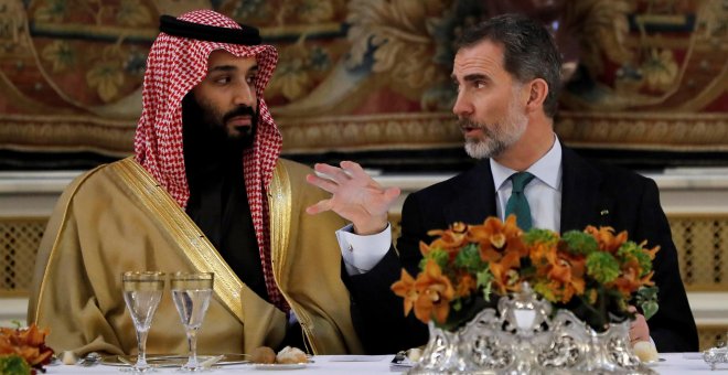 El rey Felipe VI con el príncipe heredero de Arabia Saudí Mohamed bin Salman, en la cena de gala con motivo de su visitra a España en abril de 2018. REUTERS/ Pool/Juan Carlos Hidalgo