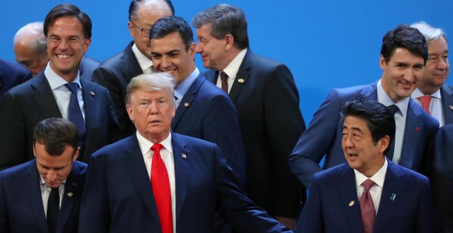 El presidente de EEUU, Donald Trump, junto al francés Emmanuel Macron, el holandés Mark Rutte, el  español Pedro Sánchez, el  canadiense Justin Trudeau y el japonés Shinzo Abe, tras posar para la foto de familia de la cumbre del G-20 en Buenos Aires. REUT