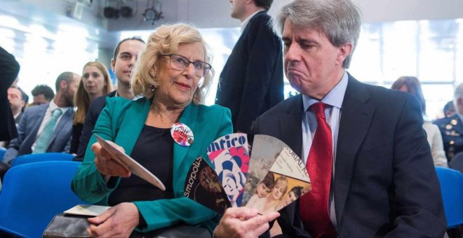 La alcaldesa de Madrid, Manuela Carmena, con el presidente de la Comunidad de Madrid, Ángel Garrido. EFE