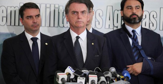 El presidente electo de Brasil, Jair Bolsonaro, ofrece una rueda de prensa después de participar en una ceremonia de graduación de oficiales en la Academia Militar de Agulhas Negras.- EFE