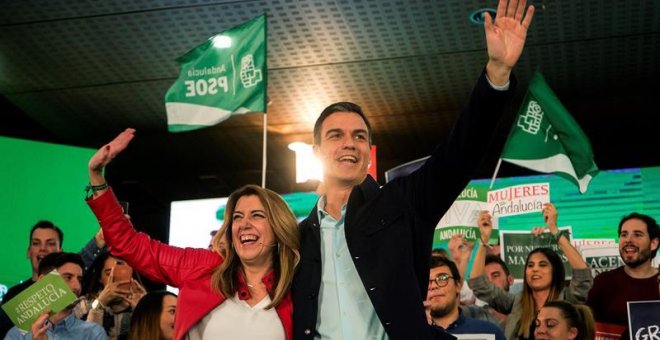 El presidente del Gobierno, Pedro Sánchez (d), y la presidenta de la Junta de Andalucía y candidata Susana Díaz (i), saludan durante el inicio de un acto de campaña para las elecciones andaluzas del 2 de diciembre. EFE/Daniel Pérez