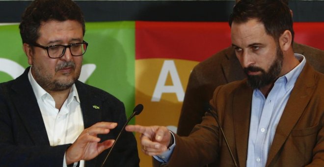 El cabeza de lista del partido ultraderechista Vox, en las elecciones al Parlamento de Andalucía del 2_D, el exjuez Francisco Serrano, junto al presidente de la formación Santiago Abascal, en la rueda de prensa al día siguiente de las elecciones. REUTERS/