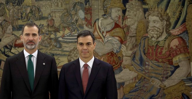 Pedro Sánchez con el rey Felipe VI el día de su toma de posesión como presidente del Gobierno, en el Palacio de la Zarzuela. REUTERS/Pool/Emilio Naranjo