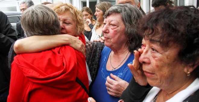 Familiares de extrabajadores de la planta de Ford Motor en Argentina y de víctimas de la dictadura se abrazan tras escuchar la sentencia que condena a exdirectivos de la firma estadounidense. REUTERS / Bernardino Avila