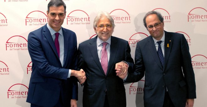 El presidente del Gobierno, Pedro Sánchez, el de la Generalitat, Quim Torra, y el de la patronal Foment, Josep Sánchez Llibre, en la reciebnte visita del jefe del Ejecutivo a  Barcelona. EFE/Enric Fontcuberta