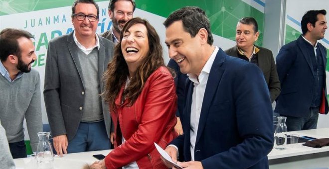 El presidente del PP Andaluz y candidato a la Presidencia de la Junta, Juanma Moreno (d) y la secretaria general del partido en Andalucía, María Dolores López (i), en la reunión de la Junta Directiva Autonómica del PP andaluz, un día después de que haya q