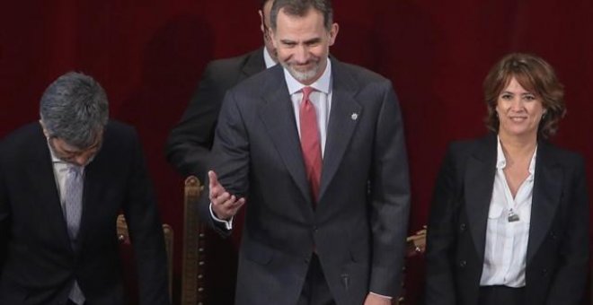 El rey Felipe VI junto a Carlos Lesmes y Dolores Delgado en la entrega de despachos a 63 nuevos jueces. /EUROPA PRESS