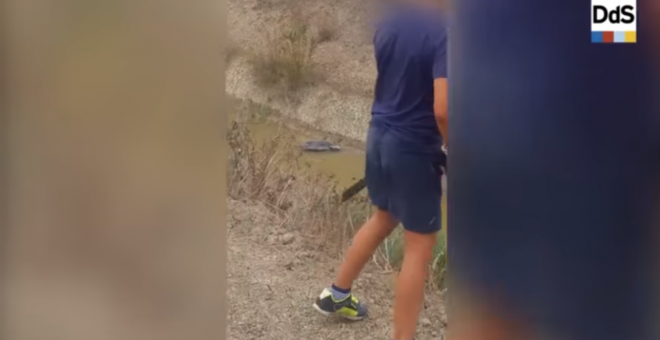 El chaval de nueve años después de matar a un ave alentado por su padre | Youtube del 'Diario de Sevilla'