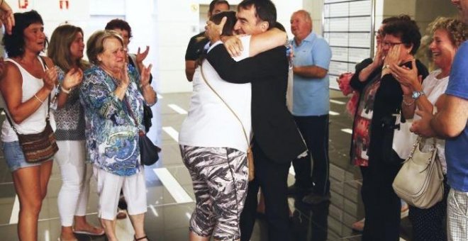 La madre de Julen, el niño asesinado en 2011, se abraza a su abogado tras el veredicto el juicio contra su exmarido. /EFE