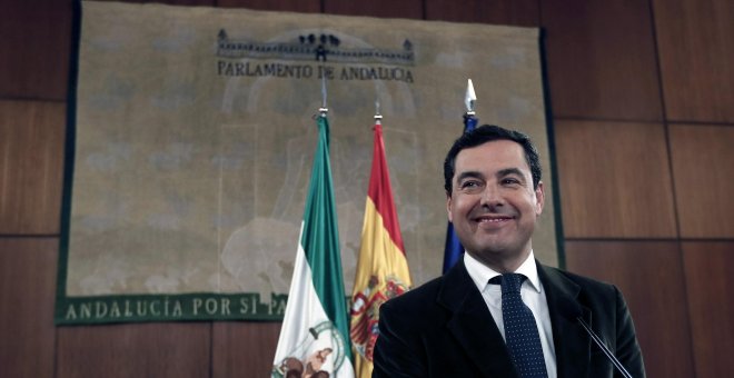 El líder del PP-A, Juanma Moreno, durante su comparecencia  en el Parlamento de Andalucía en Sevilla tras firmar los acuerdos con Cs y Vox para su investidura como próximo presidente de la Junta de Andalucía. EFE/Jose Manuel Vidal.