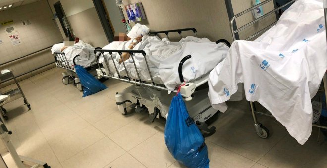 Varios pacientes, en los pasillos de las urgencias del Hospital La Paz de madrid.-@URGENCIAS LA PAZ