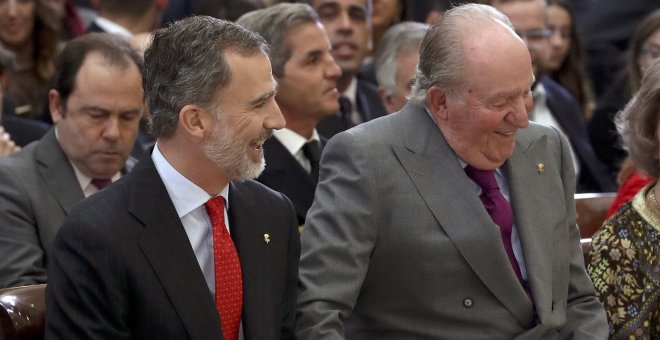 El rey Felipe y su padre, el rey Juan Carlos, momentos antes de asistir a la ceremonia de entrega de los Premios Nacionales del Deporte 2017, en el Palacio de El Pardo. EFE/Ballesteros