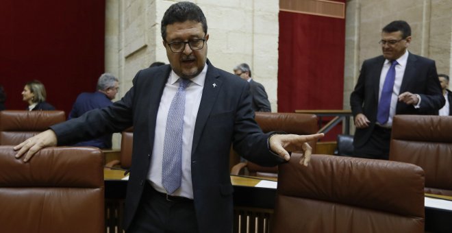 El líder de Vox, Francisco Serrano, en su escaño en el Parlamento andaluz, durante la sesión de investidura del líder del PP andaluz Juan Manuel Moreno. EFE/José Manuel Vidal