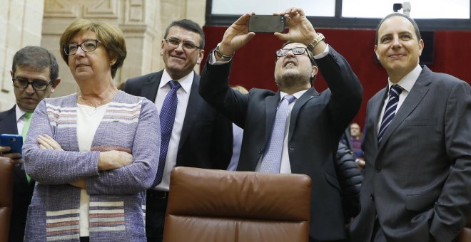 El lider andaluz de Vox, Francisco Serrano, hace una foto al hemiciclo del Parlamento andaluz antes del debate de investidura del líder del PP-A, Juan Manuel Moreno.EFE/Jose Manuel Vidal