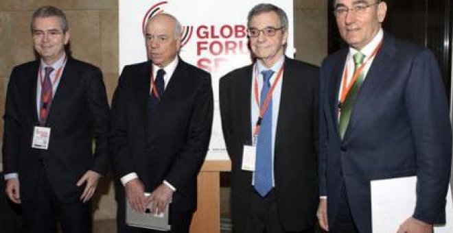 El presidente del BBVA, Francisco González, y el de Iberdrola, el primero por la derecha, Ignacio Sánchez Galán; en el medio, el ex presidente de Telefónica, César Alierta.