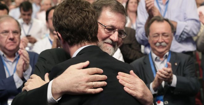 El actual líder del PP, Pablo Casado, abrazando al expresidente del Gobierno, Mariano Rajoy, tras ganar las primarias en el Congreso Extraordinario de julio. EFE
