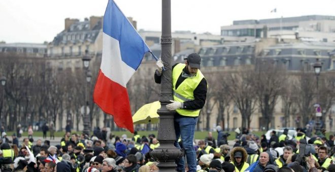 Protesta de los chalecos amarillos en París. (CHARLES PLATIAU | REUTERS)