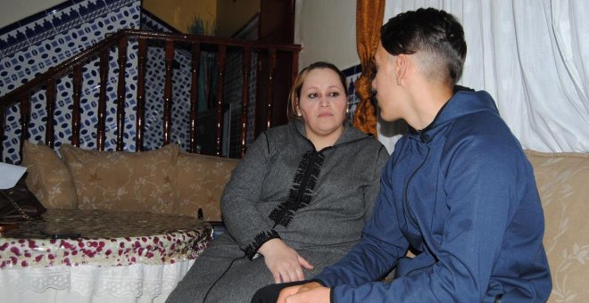 Islem y su madre, sentados en el salón de su casa, en el barrio de Reina Regente de Melilla. Irene Quirante