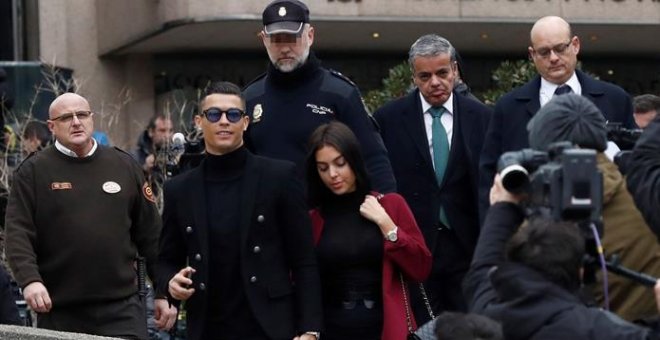 Cristiano Ronaldo, junto a su pareja Georgina Rodríguez, a la salida este martes a la Audiencia Provincial de Madrid/EFE