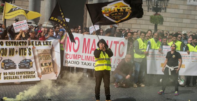 En Barcelona, un millar de taxistas ha iniciado una marcha lenta a pie desde la Plaza Catalunya hasta la sede de la Consellería de Territorio | EFE